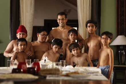 Salman Khan strips for 'Chillar Party' kids